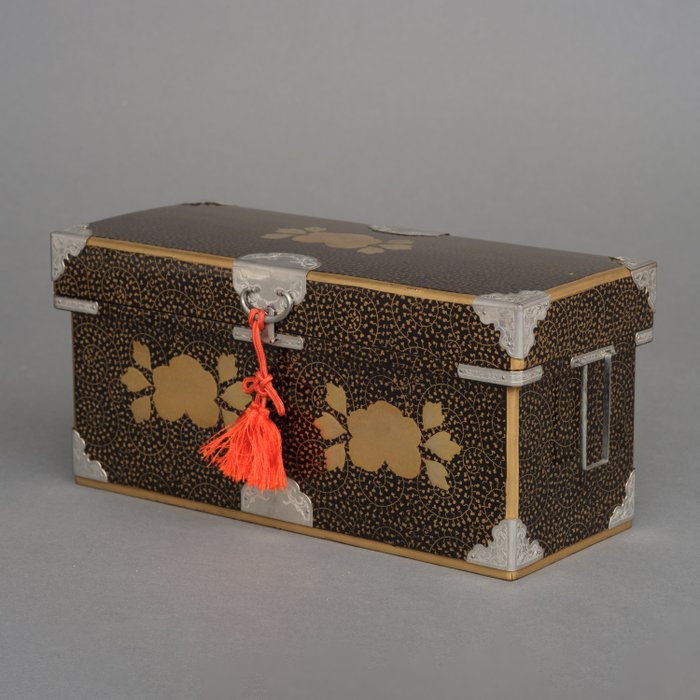 Miniature nagamochi 長持 (lang kiste til opbevaring af kimono) - Lakeret træ, Metal, Silke - Japan - Shōwa-periode (1926-1989)