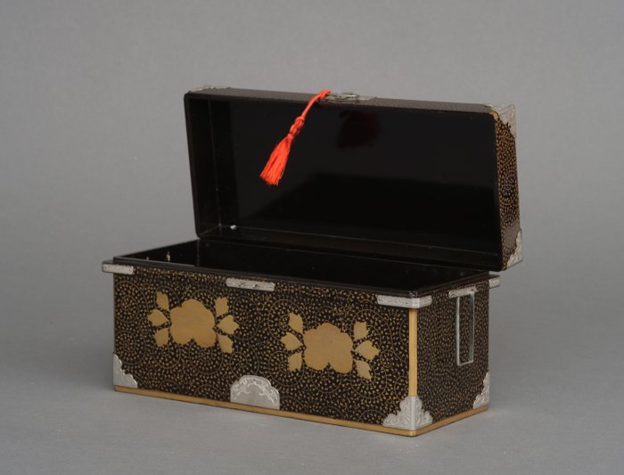 Miniature nagamochi 長持 (lang kiste til opbevaring af kimono) - Lakeret træ, Metal, Silke - Japan - Shōwa-periode (1926-1989)