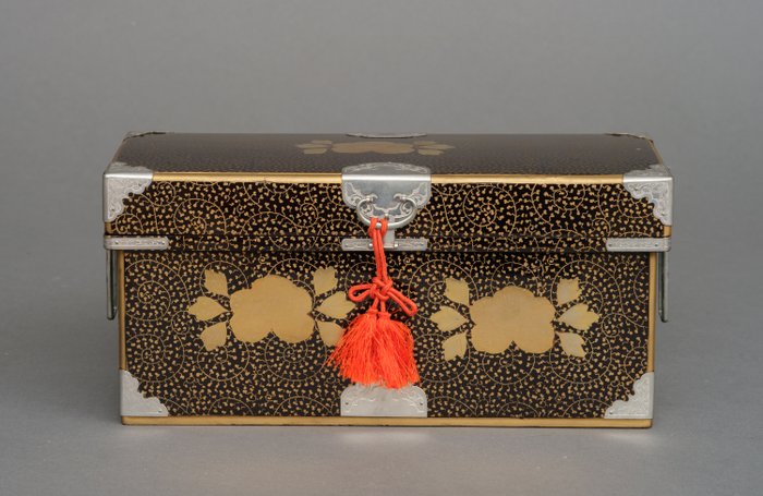 Miniature nagamochi 長持 (lang kiste til opbevaring af kimono) - Lakeret træ, Metal, Silke - Japan - Shōwa-periode (1926-1989)