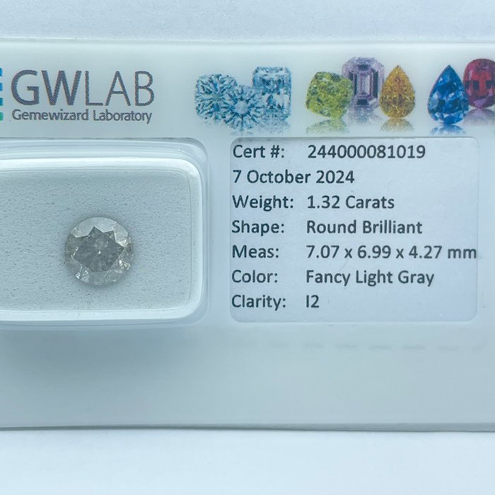 Ingen mindstepris - 1 pcs Diamant  (Naturfarvet)  - 1.32 ct - Rund - Fancy light Grå - I2 - Gemewizard Gemological Laboratory (GWLab)