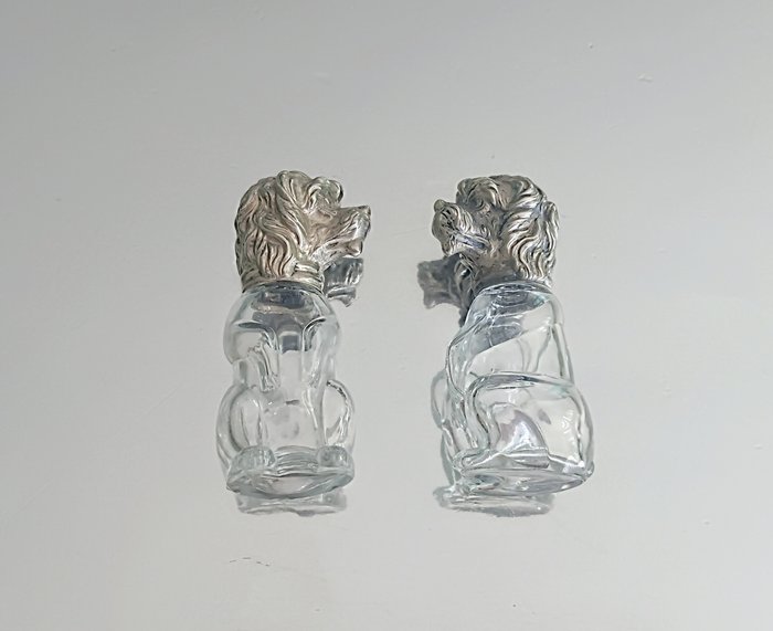 Pair of novelty dog shaped - Salt- og peberbøsser - .800 sølv