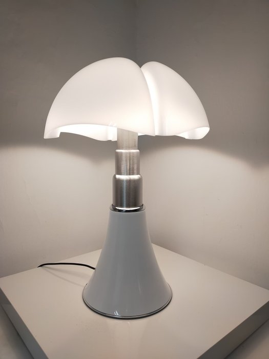 Martinelli Luce - Gae Aulenti - Bordlampe - Bat 620 - Metal aluminium og opal methacrylat