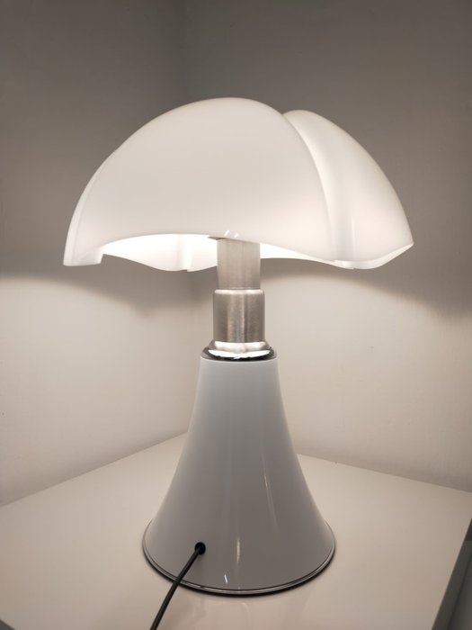 Martinelli Luce - Gae Aulenti - Bordlampe - Bat 620 - Metal, aluminium og opal methacrylat