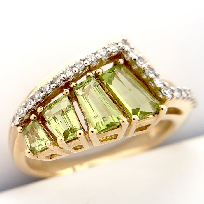 Ring - 14 karat Gulguld -  1.22ct. tw. Peridot - Diamant