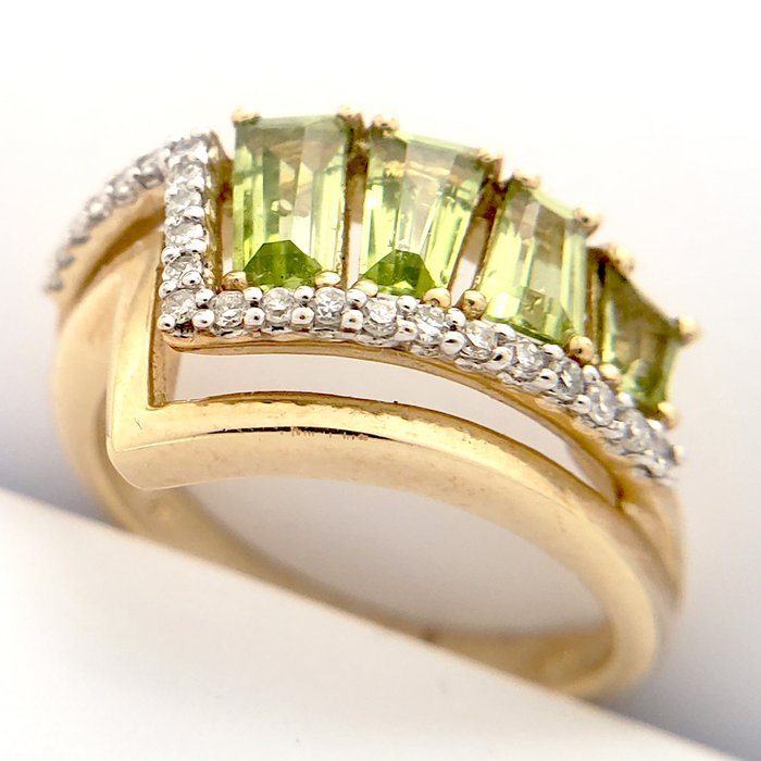 Ring - 14 karat Gulguld -  1.22ct. tw. Peridot - Diamant