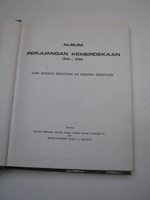 Indonesia / Album Perjuangan Kemerdekaan 1945 - 1950. Dari Negara Kesatuan ke Negara Kesatuan - Red.: Soeharso M.S., Zar'an Hadjid, Radik Utoyo Sudirjo - 1975