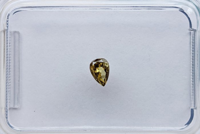 Ingen mindstepris - 1 pcs Diamant  (Naturfarvet)  - 013 ct - Pære - Fancy deep Grøn Gul - SI2 - International Gemological Institute (IGI)