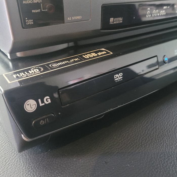 Akai + LG Vs-g76 VHS recorder