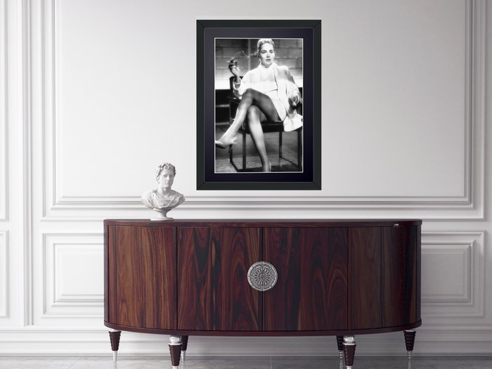 Basic Instinct (1992) - Sharon Stone as "Catherine Tramell" - Fine Art Photography - Luxury Wooden Framed 70X50 cm - Limited Edition Nr 02 of 30 - Serial ID 16999 - Original Certificate (COA), Hologram Logo Editor and QR Code - 100% New items.