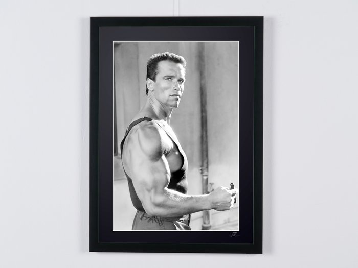 Commando (1985) - Arnold Schwarzenegger - Fine Art Photography - Luxury Wooden Framed 70X50 cm - Limited Edition Nr 02 of 20 - Serial ID 30112 - Original Certificate (COA), Hologram Logo Editor and QR Code - 100% New items.