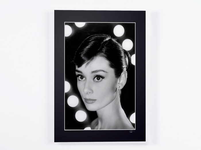 Audrey Hepburn Portrait - Fine Art Photography - Luxury Wooden Framed 70X50 cm - Limited Edition Nr 02 of 30 - Serial ID 16786 - Original Certificate (COA), Hologram Logo Editor and QR Code - 100% New items.