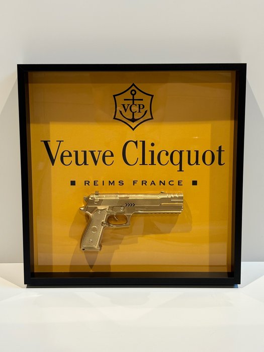 Rob VanMore - Shiny Golden war on Veuve Clicquot