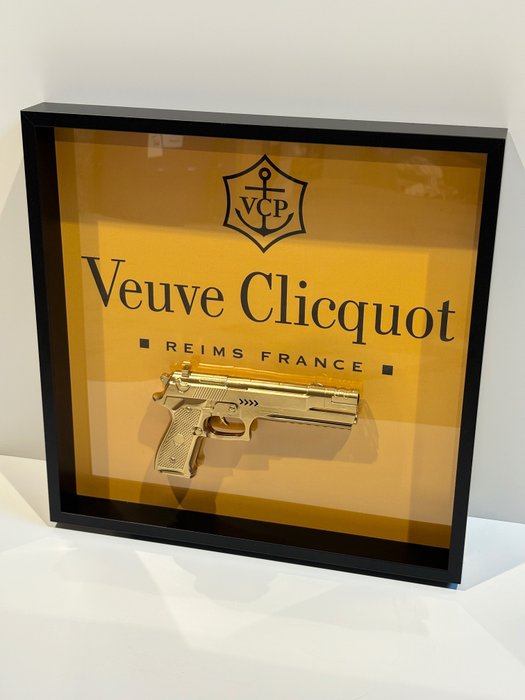 Rob VanMore - Shiny Golden war on Veuve Clicquot