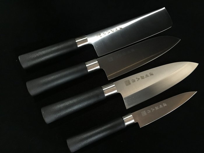 孫六 MAGOROKU / Set of 4 / 三徳 SANTOKU 出刃 DEBA 菜切 NAKIRI ペティ PETTY - Bordkniv (4) - Japansk køkkenkniv - Stål/harpiks