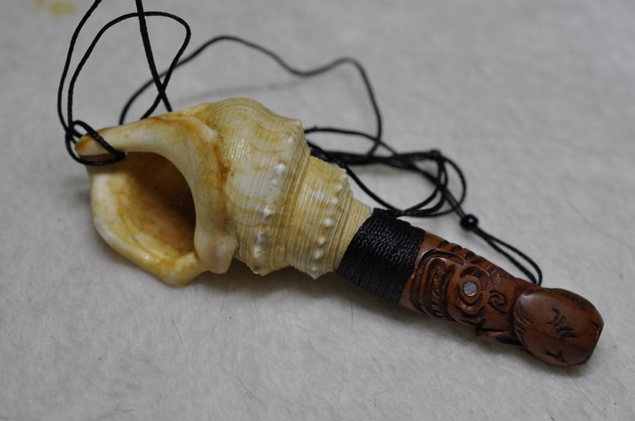 Pumoana Shell Trumpet af kunstneren Gabel Watene - Pumoana Shell trompet - Maori - New Zealand