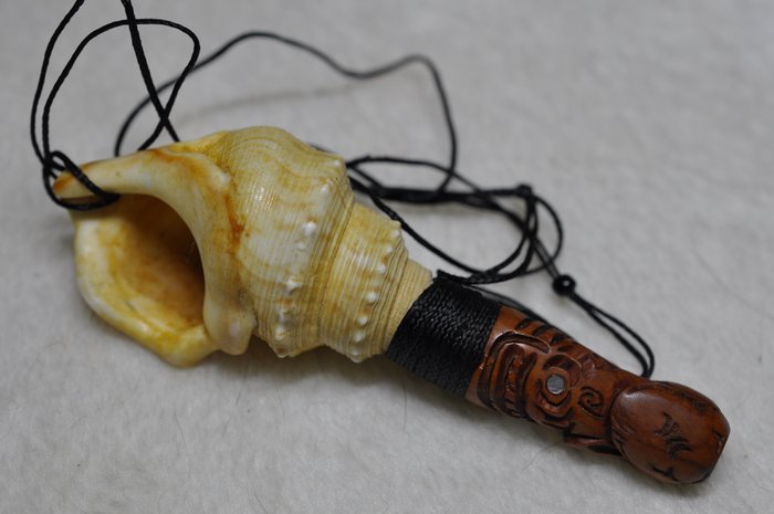 Pumoana Shell Trumpet af kunstneren Gabel Watene - Pumoana Shell trompet - Maori - New Zealand