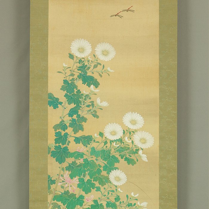 White Chrysanthemum and Dragonfly with Original Box (Tomobako) - with signature 'Ryumon' 龍門 - Japan  (Ingen mindstepris)