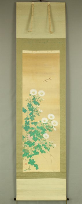 White Chrysanthemum and Dragonfly with Original Box (Tomobako) - with signature 'Ryumon' 龍門 - Japan  (Ingen mindstepris)