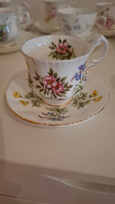 Fine Bone China - Kop og underkop (24) - Knogleporcelæn - Elegante engelske kopper