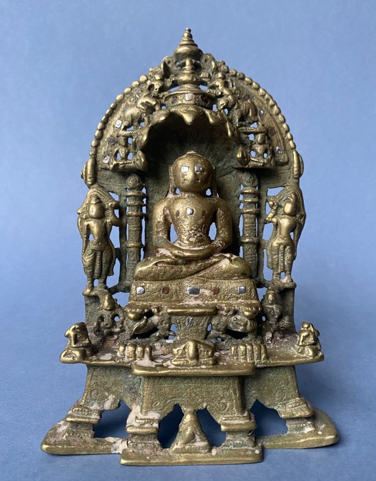 Stort Jain-alter med afbildning af Pārśva flankeret af ledsagere - Engangs voks bronze støbning - Indien - Mogulriget (1526-1857)