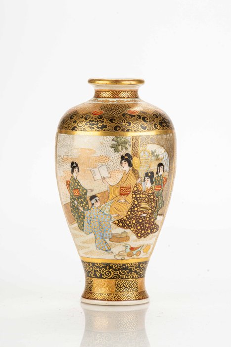 Vase - Keramik Satsuma - En balusterformet Satsuma vase fint malet med samurai og geisha - Marked 'Hattori seizō' 服部製造 - Japan - Meiji-perioden (1868-1912)