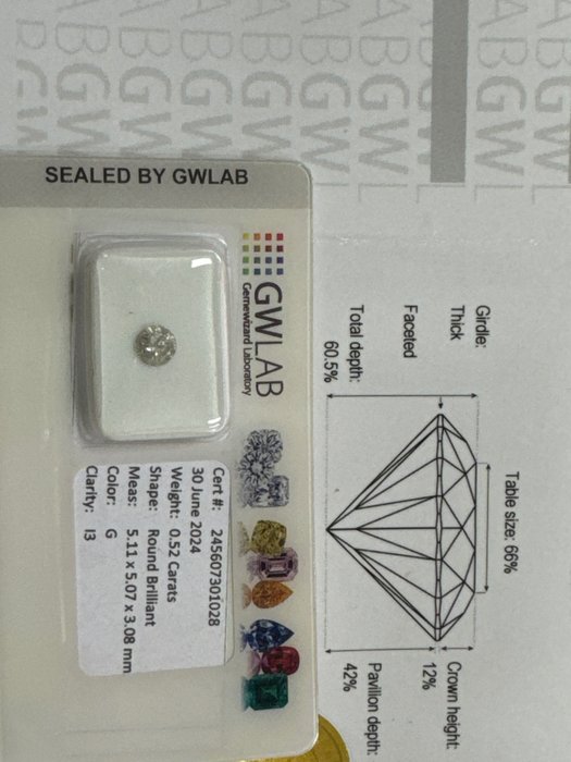 Ingen mindstepris - 1 pcs Diamant  (Natur)  - 0.52 ct - Rund - G - I3 - Gemewizard Gemological Laboratory (GWLab) - G i3