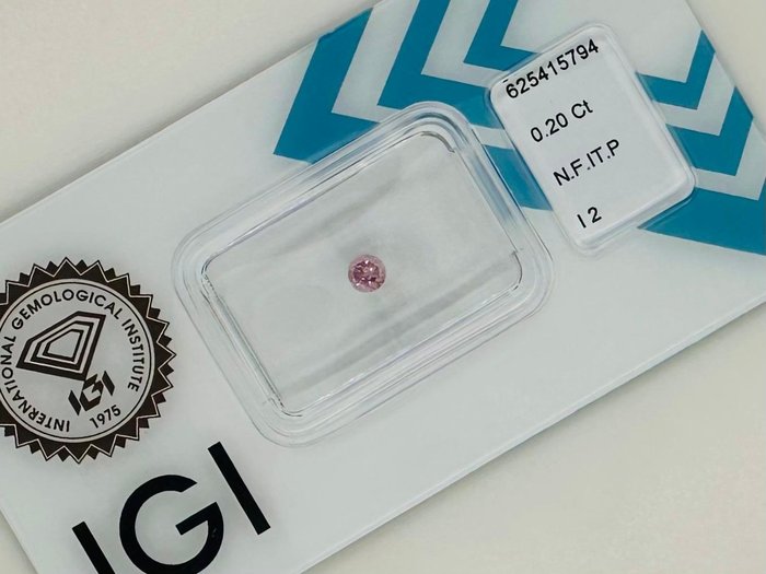 1 pcs Diamant  (Naturfarvet)  - 020 ct - Rund - Fancy intense Lyserød - I2 - International Gemological Institute (IGI)