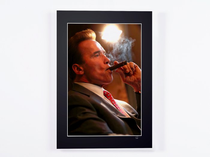 Arnold Schwarzenegger, Smoking Cigare - Fine Art Photography - Luxury Wooden Framed 70X50 cm - Limited Edition Nr 03 of 30 - Serial ID 16807 - Original Certificate (COA), Hologram Logo Editor and QR Code - 100% New items.