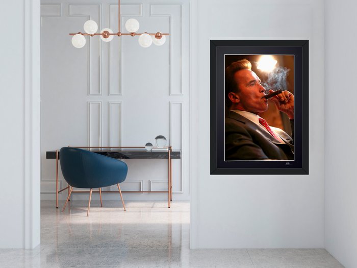 Arnold Schwarzenegger, Smoking Cigare - Fine Art Photography - Luxury Wooden Framed 70X50 cm - Limited Edition Nr 03 of 30 - Serial ID 16807 - Original Certificate (COA), Hologram Logo Editor and QR Code - 100% New items.