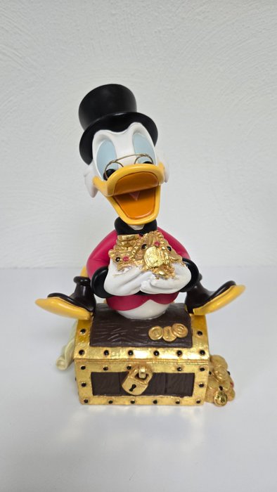 Statue, Disney beeld van Dagobertd Duck op zijn schatkist - 28 cm - Harpiks