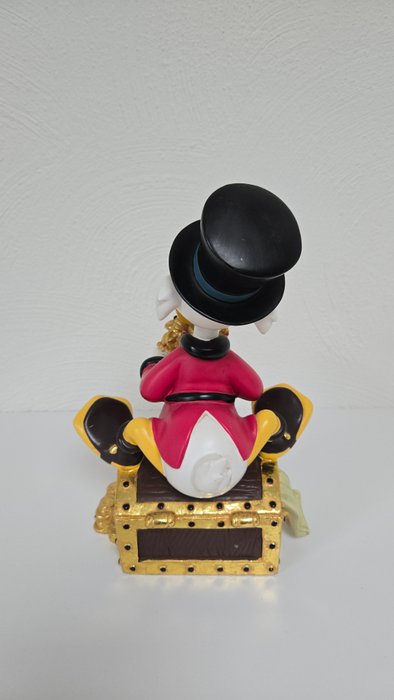 Statue, Disney beeld van Dagobertd Duck op zijn schatkist - 28 cm - Harpiks