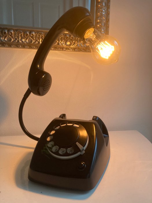 Ericsson - Analog telefon - Plast - Telefon omdannet til en lampe