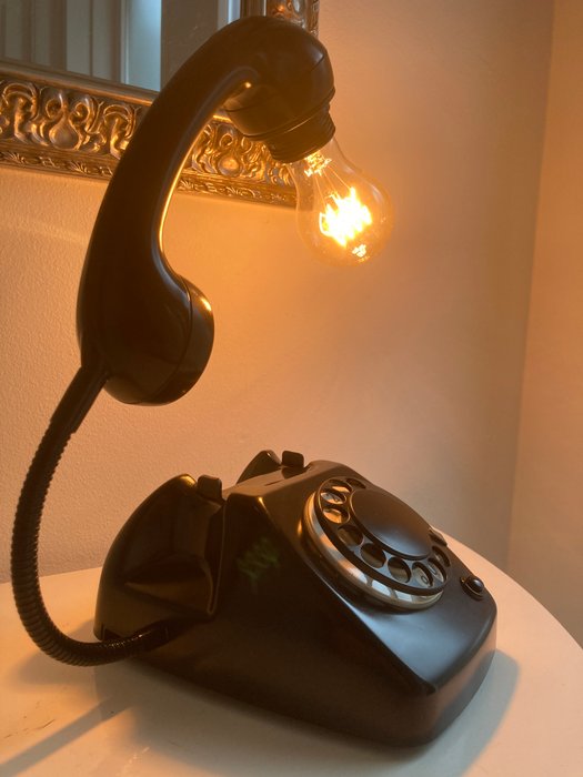 Ericsson - Analog telefon - Plast - Telefon omdannet til en lampe