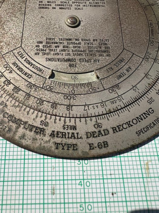 Amerikas Forenede Stater - WW2 USAAF E6-B flyvecomputer med læderbetræk - som brugt i bombefly - navigation - Militærudstyr - 1942