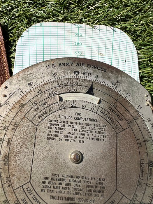 Amerikas Forenede Stater - WW2 USAAF E6-B flyvecomputer med læderbetræk - som brugt i bombefly - navigation - Militærudstyr - 1942