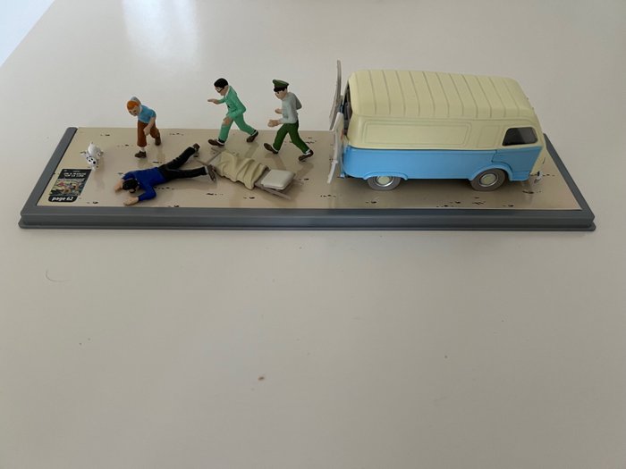 Moulinsart - Tintin - Diorama Tintin transports - l'ambulance de la base - 29103