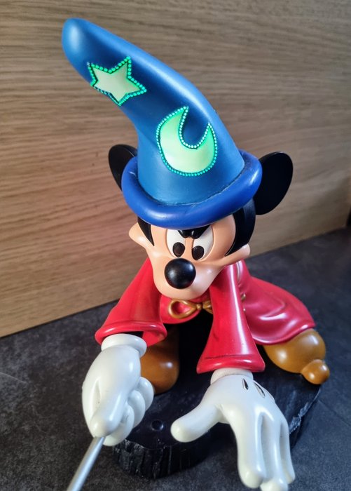 Disney - Statuette - Tovenaar Mickey Mouse met ledverlichting - plast