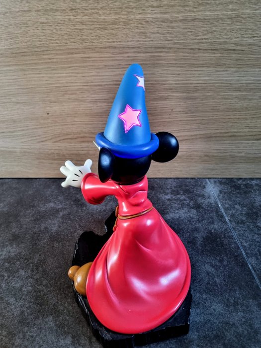 Disney - Statuette - Tovenaar Mickey Mouse met ledverlichting - plast