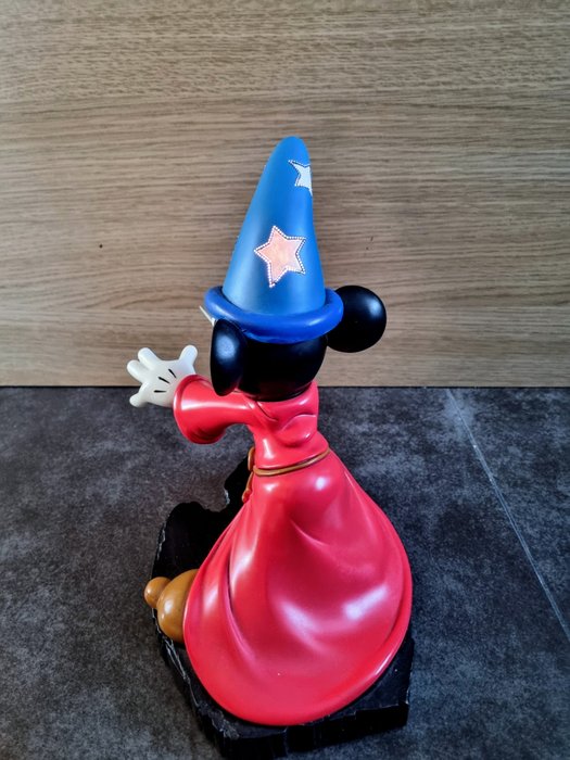 Disney - Statuette - Tovenaar Mickey Mouse met ledverlichting - plast