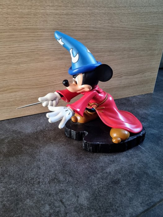 Disney - Statuette - Tovenaar Mickey Mouse met ledverlichting - plast