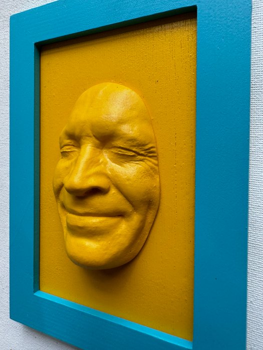 Gregos (1972) - Small yellow smile on yellow background- blue light frame