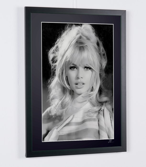 Brigitte Bardot - Iconic - Fine Art Photography - Luxury Wooden Framed 70X50 cm - Limited Edition Nr 02 of 30 - Serial ID 17161 - Original Certificate (COA), Hologram Logo Editor and QR Code - 100% New items.