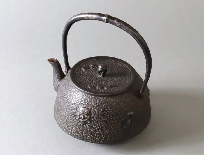 Noh Mask Motifs Kettle 鉄瓶 by Nambu Metalwork 南部堂窯 - Potte - Jern