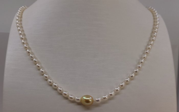 Ingen mindstepris - Halskæde 4,5x5 mm ferskvandsperler med en 8,5 mm dyb gylden South Sea Pearl