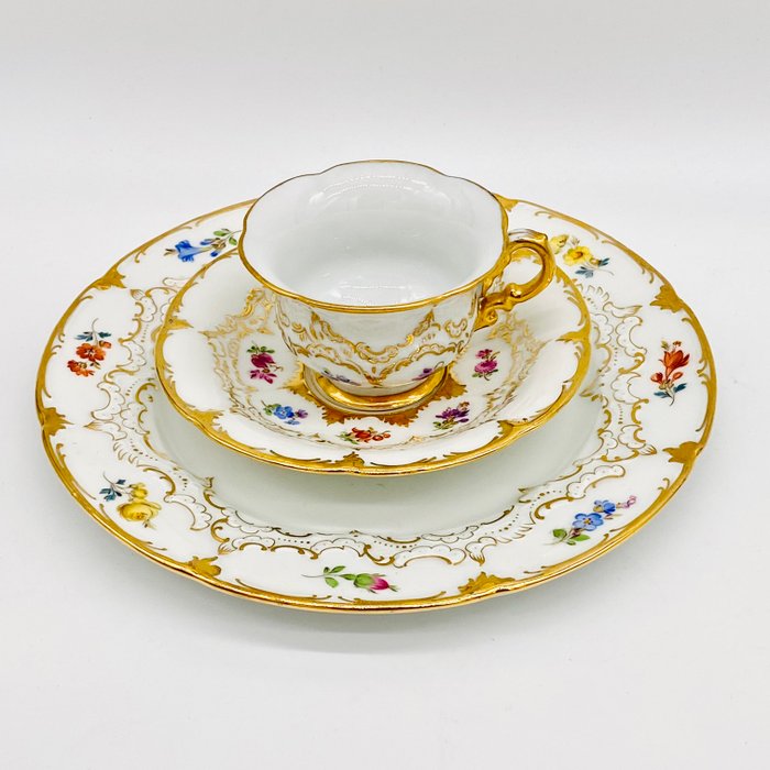 Meissen - E.A. Leuteritz - Kaffesæt (3) - Mokkagedeck, B Form, Streublümchen, Halbspitze - Porcelæn