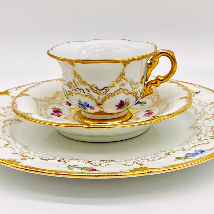 Meissen - E.A. Leuteritz - Kaffesæt (3) - Mokkagedeck, B Form, Streublümchen, Halbspitze - Porcelæn