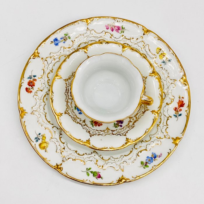 Meissen - E.A. Leuteritz - Kaffesæt (3) - Mokkagedeck, B Form, Streublümchen, Halbspitze - Porcelæn