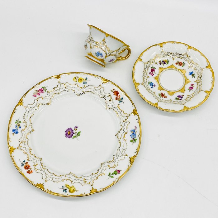 Meissen - E.A. Leuteritz - Kaffesæt (3) - Mokkagedeck, B Form, Streublümchen, Halbspitze - Porcelæn