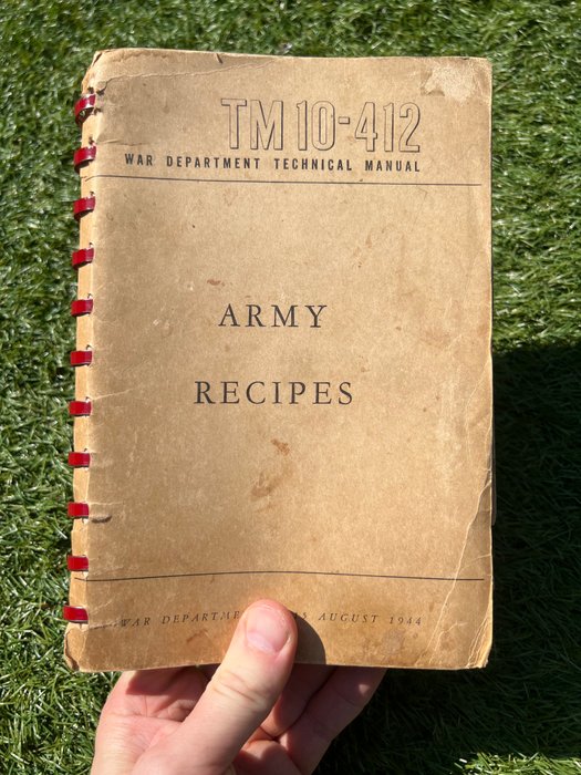 Verenigde Staten van Amerika - WW2 USA Army Field Cook / Recipe Book - Soup - Coffee - Cookies - Beverages - Breakfast - Rations - Pasta - Field Kitchen - Metal binder - 1944