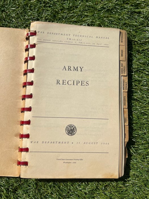 Verenigde Staten van Amerika - WW2 USA Army Field Cook / Recipe Book - Soup - Coffee - Cookies - Beverages - Breakfast - Rations - Pasta - Field Kitchen - Metal binder - 1944